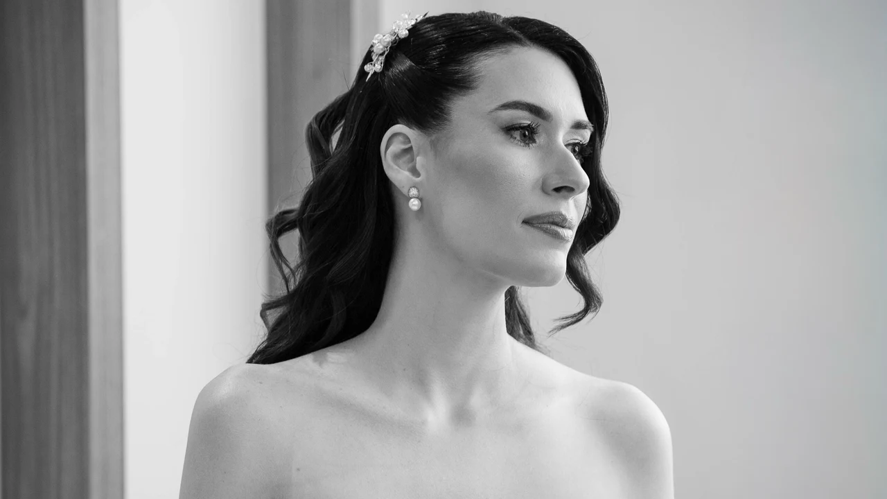 Retrato editorial da noiva em preto e branco com joia no cabelo e olhar sereno